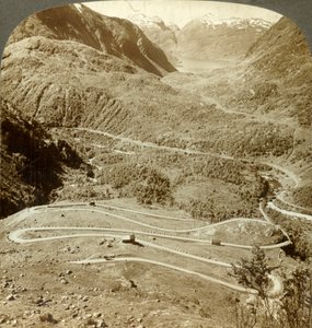 Grandi curve a zigzag della strada che scende dal passo Dyreskard - ovest verso il lago Roldal, Norvegia, c1905 da Unbekannt