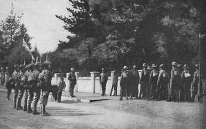 Granatieri con i loro nuovi cappelli che danno il cambio alla guardia al quartier generale di Lord Roberts, Pretoria da Unbekannt