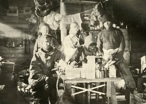 Gruppo nella capanna in estate: Joyce alla macchina da cucire, 1908, 1909 da Unbekannt