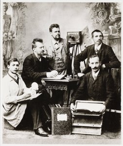 Gruppo di fotografi e assistenti con attrezzatura da Unbekannt