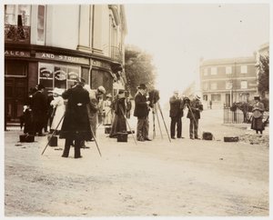 Gruppo di fotografi che scattano fotografie in strada da Unbekannt