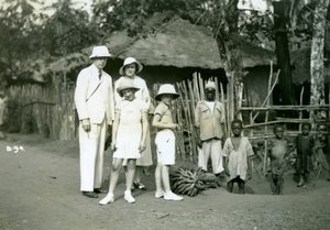 Ritratto di gruppo di europei e locali, Sierra Leone, XX secolo da Unbekannt