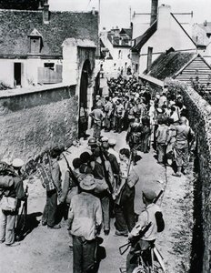 Gruppi di combattenti della Resistenza francese aspettano la distribuzione delle armi in una casa, luglio 1944 da Unbekannt