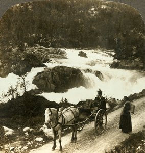 Sosta di una stolkjaerre sulla strada di Telemarken accanto alle cascate di Little Rjukan, Norvegia, c. 1905 da Unbekannt