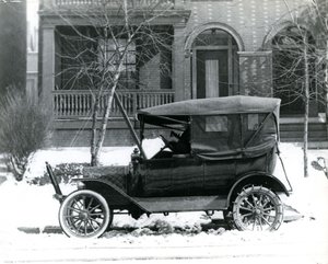 Hermann von Schrenk in una Ford del 1916 davanti alla sua casa al 4139 McPherson, St. Louis, Mo