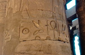 Geroglifici scolpiti su una colonna del Tempio di Karnak, Egitto, XIV-XIII secolo a.C.
