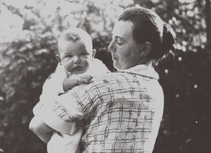 Hilde Mangold 1898-1924 con il suo bambino, 1924
