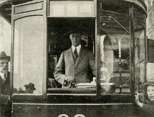 Sua Maestà guida un tram per le strade di Glasgow