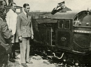 Sua Maestà ispeziona la ferrovia in miniatura a New Romney, Kent, 1926, 1937 da Unbekannt
