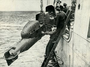 Sollevamento di un siluro umano a bordo di una nave, Seconda Guerra Mondiale da Unbekannt
