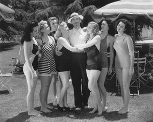 Hollywood, California: c.1935 Sette giovani donne in costume da bagno che cercano di attirare l