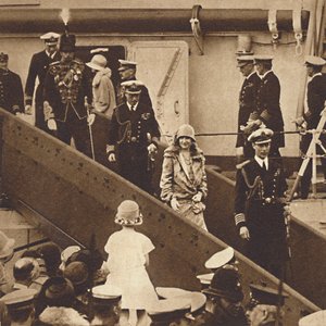 Di nuovo a casa - Il Duca e la Duchessa sbarcano a Portsmouth il 27 giugno 1927, 1937