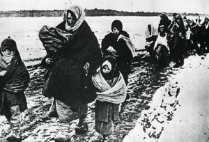 Donne e bambini rifugiati senza tetto, Russia, 1941 da Unbekannt