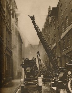 Come i vigili del fuoco di Londra affrontano il loro nemico, c1935 da Unbekannt
