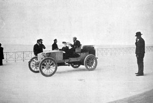 Hubert le Blon, nella sua auto a vapore Gardner-Serpollet, Nizza, 1903 da Unbekannt