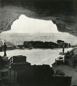Enormi magazzini e officine a prova di bomba ricavati dalle grotte, c1942-1943, 1945 da Unbekannt