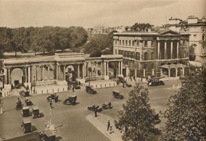Hyde Park Corner con il triplo arco che conduce al Royal Park mostrando Apsley House, c1935 da Unbekannt