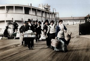 Immigrati negli USA sbarcano a Ellis Island, New York, c1900 da Unbekannt