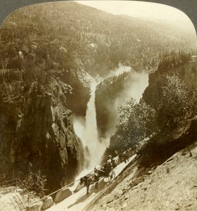 Imponente bellezza della cascata di Rjukanfos, la cascata schiumosa, Norvegia, c1905