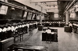 In un grande centralino telefonico, c1916