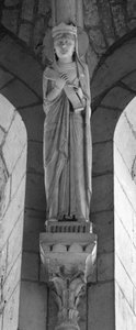 In una cuspide, la Regina dell