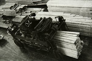 In una fabbrica di lavorazione del legno, Russia, anni 1950 da Unbekannt
