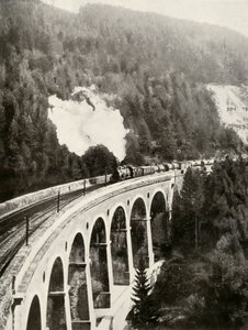 Nella valle di Semmering, Austria. Un treno merci che attraversa il viadotto curvo Gamperl, 1935-36 da Unbekannt
