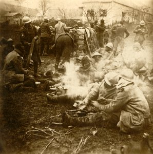 Fanteria in cucina improvvisata, fattoria di Cussy, Craonne, Francia settentrionale, c. 1914-1918 da Unbekannt