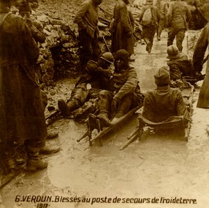 Soldati feriti al posto di primo soccorso, Froideterre, Verdun, Francia settentrionale, 1917 da Unbekannt