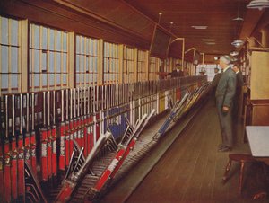 Dentro la cabina di segnalazione del deposito locomotive, York, 1926