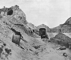 Dentro la fortezza distrutta di Sedd el Bahr da Unbekannt