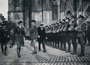 Ispezione delle truppe ai piedi della Cattedrale di Colonia