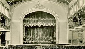 Vista interna del teatro nella Casa del Popolo Nicola II, San Pietroburgo, Russia, anni 1900 da Unbekannt
