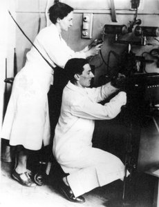 Irene Joliot-Curie e Frederic Joliot, fisici francesi, c 1935