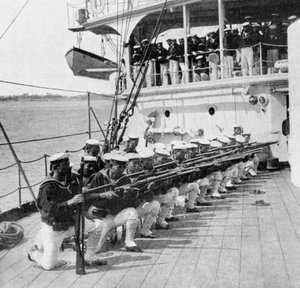 Marinai giapponesi che si esercitano a bordo della nave da guerra Mikasa, Guerra Russo-Giapponese, 1904-5 da Unbekannt