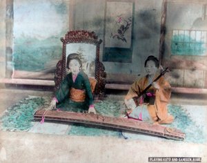 Musica giapponese: donne che suonano Koto e Samisen, Kobe, Giappone da Unbekannt
