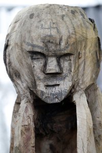 Gruppo etnico Jarai (Gia Rai). Spirito guardiano di una tomba Jarai. Statua di legno. Kon Tum. Vietnam da Unbekannt