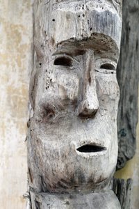 Gruppo etnico Jarai (Gia Rai). Spirito guardiano di una tomba Jarai. Statua di legno. Kon Tum. Vietnam da Unbekannt
