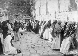 Gerusalemme, al Muro del Pianto di venerdì, c.1909-1910 (foto in b/n) da Unbekannt