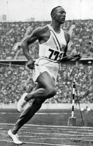 Jesse Owens alla fine dei 100m ai Giochi Olimpici di Berlino, 1936 da Unbekannt