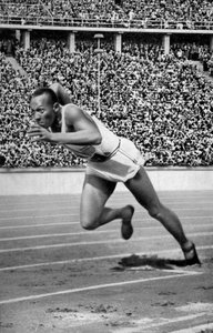 Jesse Owens alla partenza dei 200 metri ai Giochi Olimpici di Berlino, 1936 da Unbekannt