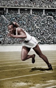 Jesse Owens alla partenza dei 200 metri ai Giochi Olimpici di Berlino da Unbekannt