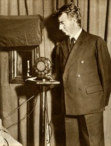 John Logie Baird che guarda la prima rappresentazione televisiva, 14 luglio 1930 da Unbekannt