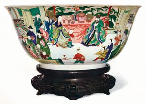 Ciotola Famille Verte del periodo Kangxi con una scena della corte imperiale, cinese, c1705