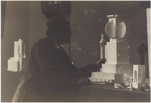 Kazimir Malevich nel suo studio