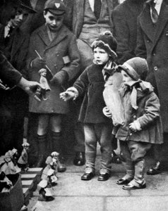 Venditore di giocattoli sul marciapiede, Holborn, Londra, 1926-1927 da Unbekannt