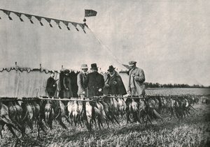 Re Edoardo VII ispeziona il bottino alla tenuta di Sherborne, 1902, 1910 da Unbekannt