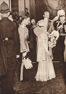 Re Giorgio VI e la Regina Elisabetta lasciano un pranzo in onore dell
