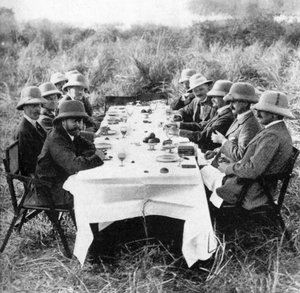 Re Giorgio V 1865-1936 che pranza dopo la caccia alla tigre in Nepal, 1911 1936 da Unbekannt