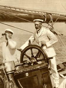 Re Giorgio V al timone del suo yacht, Britannia, durante la settimana della regata di Cowes, 1924, 1935